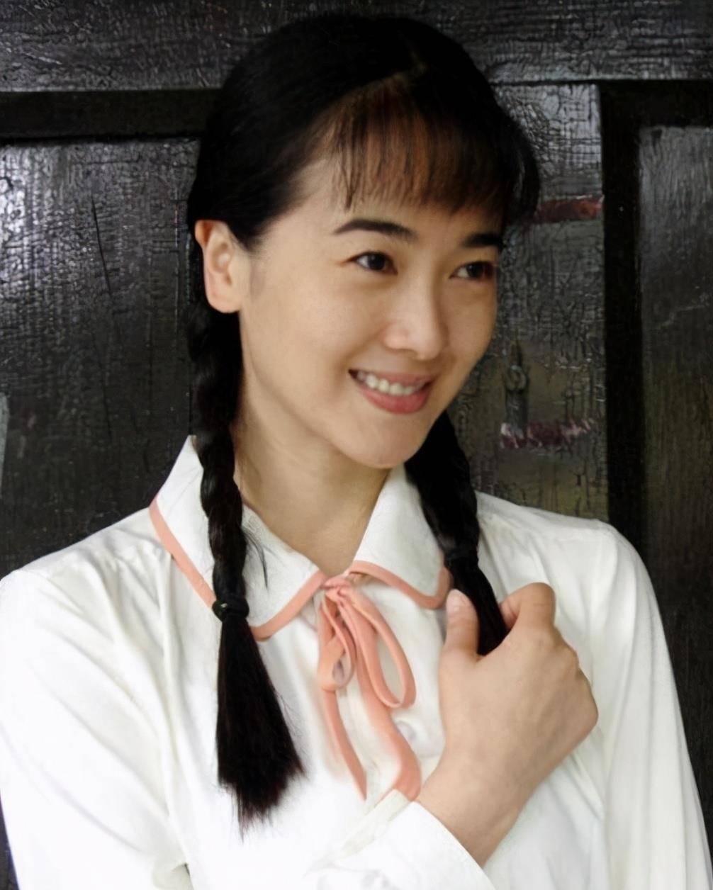 左小青毕业于北京电影学院后,1999年,出演个人首部电视剧《财神到》