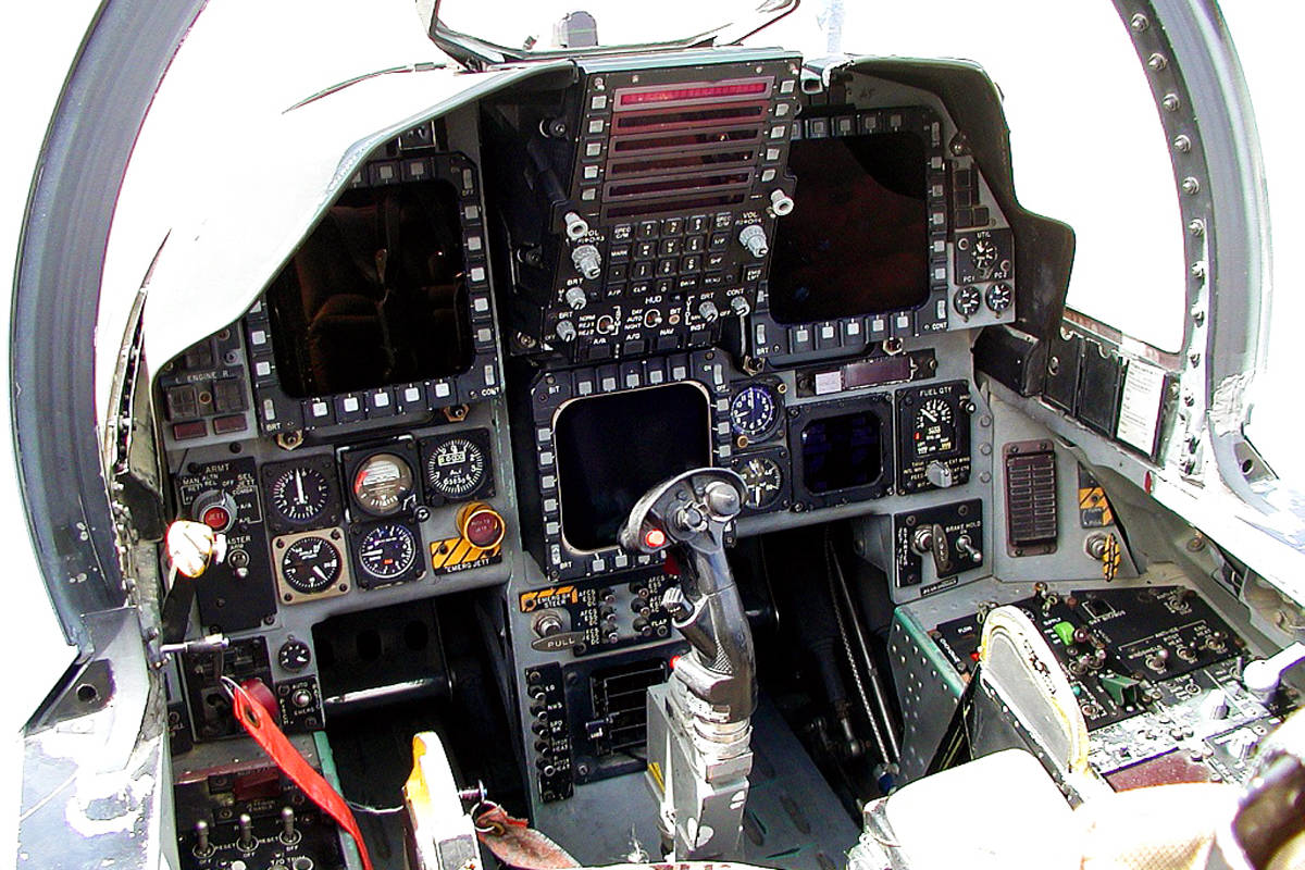 原创美国f-15战斗机座舱进化史,从全仪表到全液晶,见证了科技的进步
