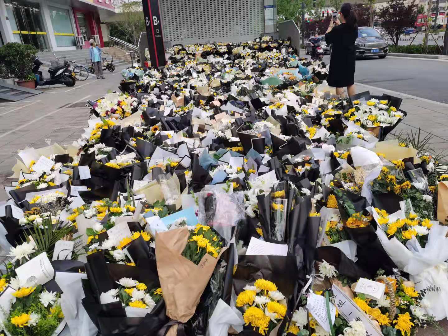 郑州地铁5号线沙口路站海滩寺站各入口陆续有人献花 吊祭逝者