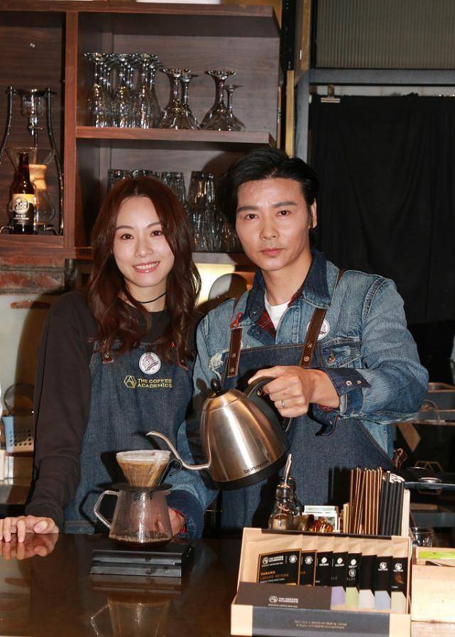 原创"蔡少芬老公"和邓丽欣合影,手持咖啡壶笑意盎然,穿牛仔太帅气