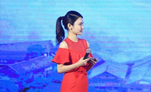 央视新主播亮相!曾是云南台一姐,颜值气质均不输李梓萌