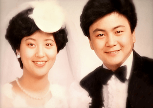 洪剑涛24岁就结了婚,老婆冉志娟比他大两岁.