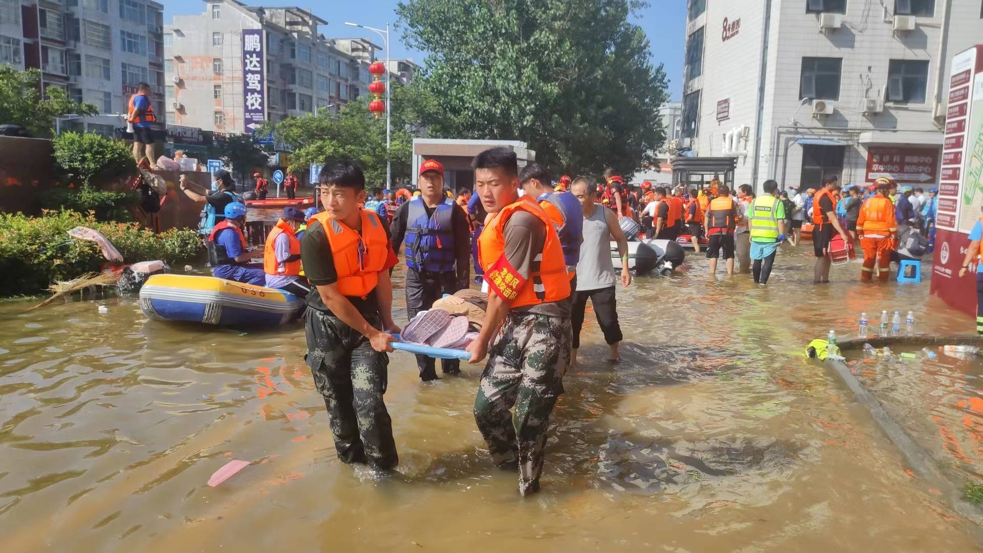 邓州市退伍老兵人民教师辛辉主动请缨毅然逆行抗洪救灾