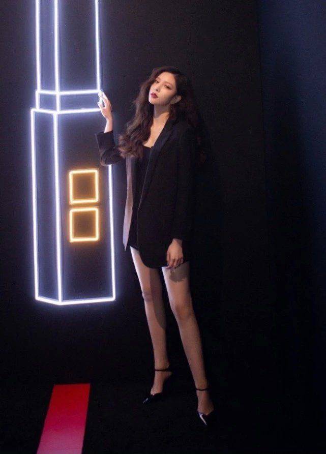 宋妍霏一袭黑色长裙出席活动,性感妩媚秀身材