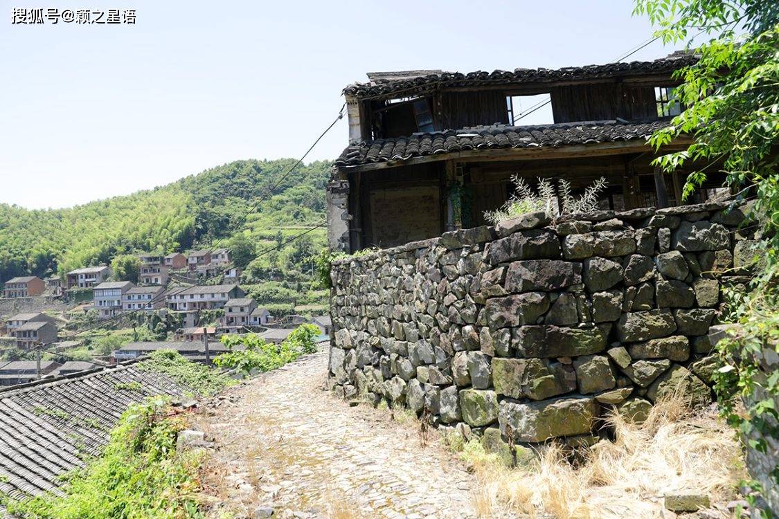 宁波有个村庄,吴越国王后裔聚居,层层叠叠规模庞大,人去屋空_金山村