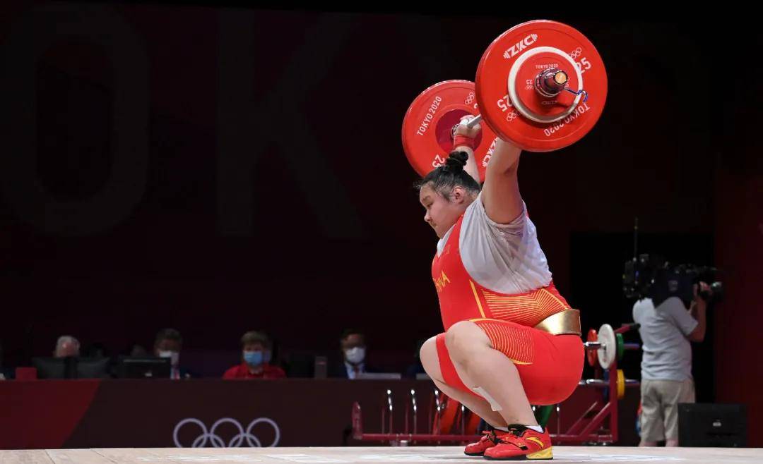 8月2日,在东京奥运会 举重女子87公斤以上级决赛中 中国00后运动员李