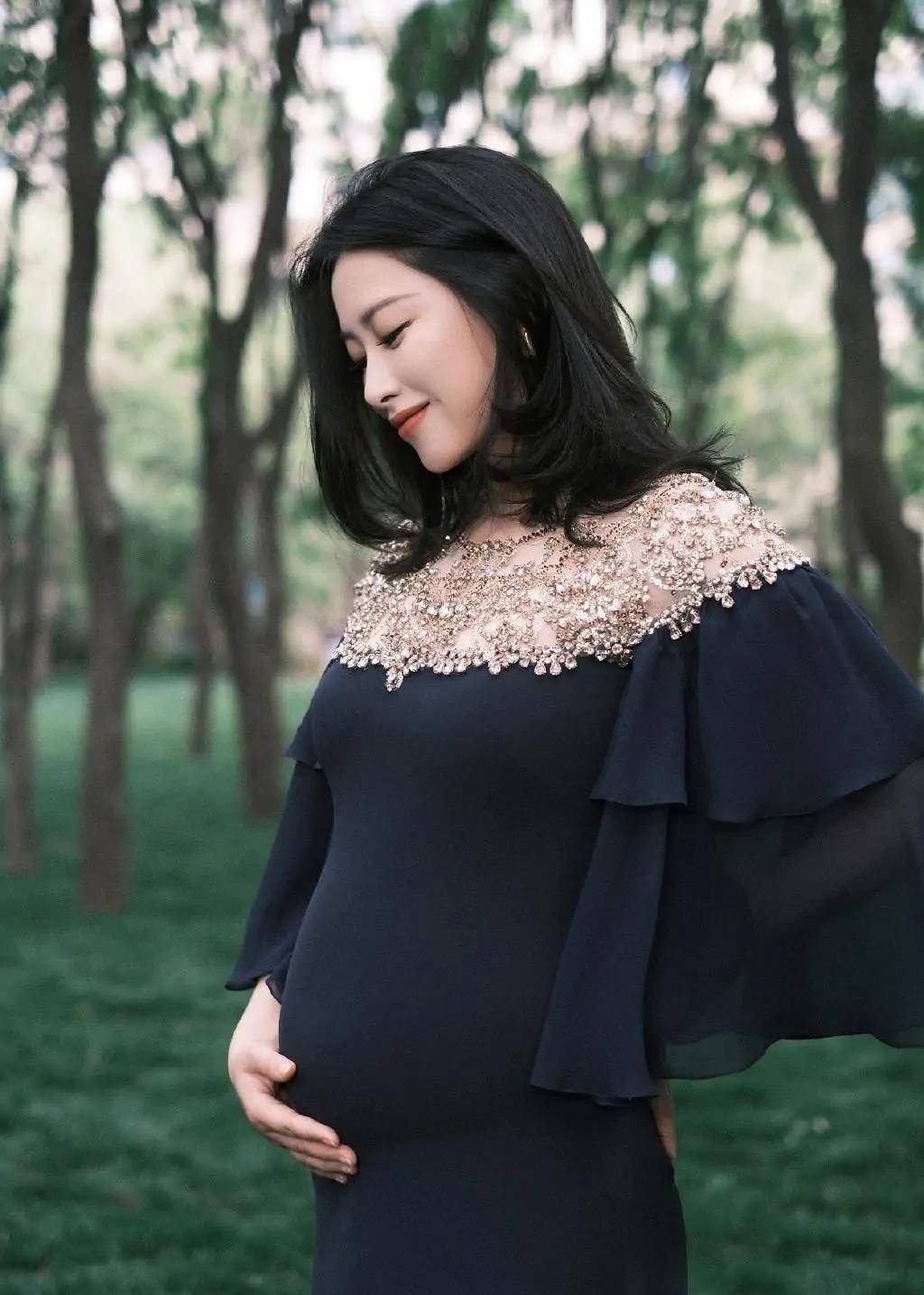 孕妇也能这么迷人,挺大肚子的朱珠出席活动,一袭蓝裙美得不像话