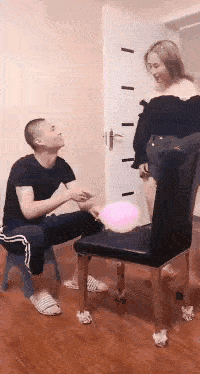 no.8 今天回到家里,看见我爸在跪搓衣板,问我妈才知道.