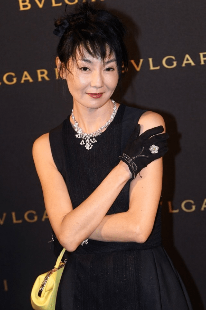 张曼玉身材骨感,小黑裙混搭闪亮裤袜,配炸毛发型也就她穿好看