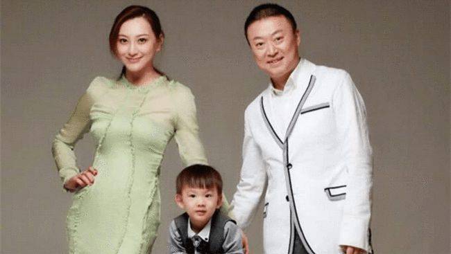 明星马琳老婆张雅晴就很有魅力,不单单于内在,穿搭上也是不含糊,而且