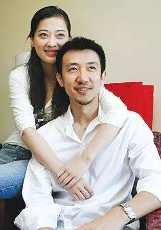 梅婷曾是他的前妻,李小冉曾为他堕胎,如今49岁的他低调结婚