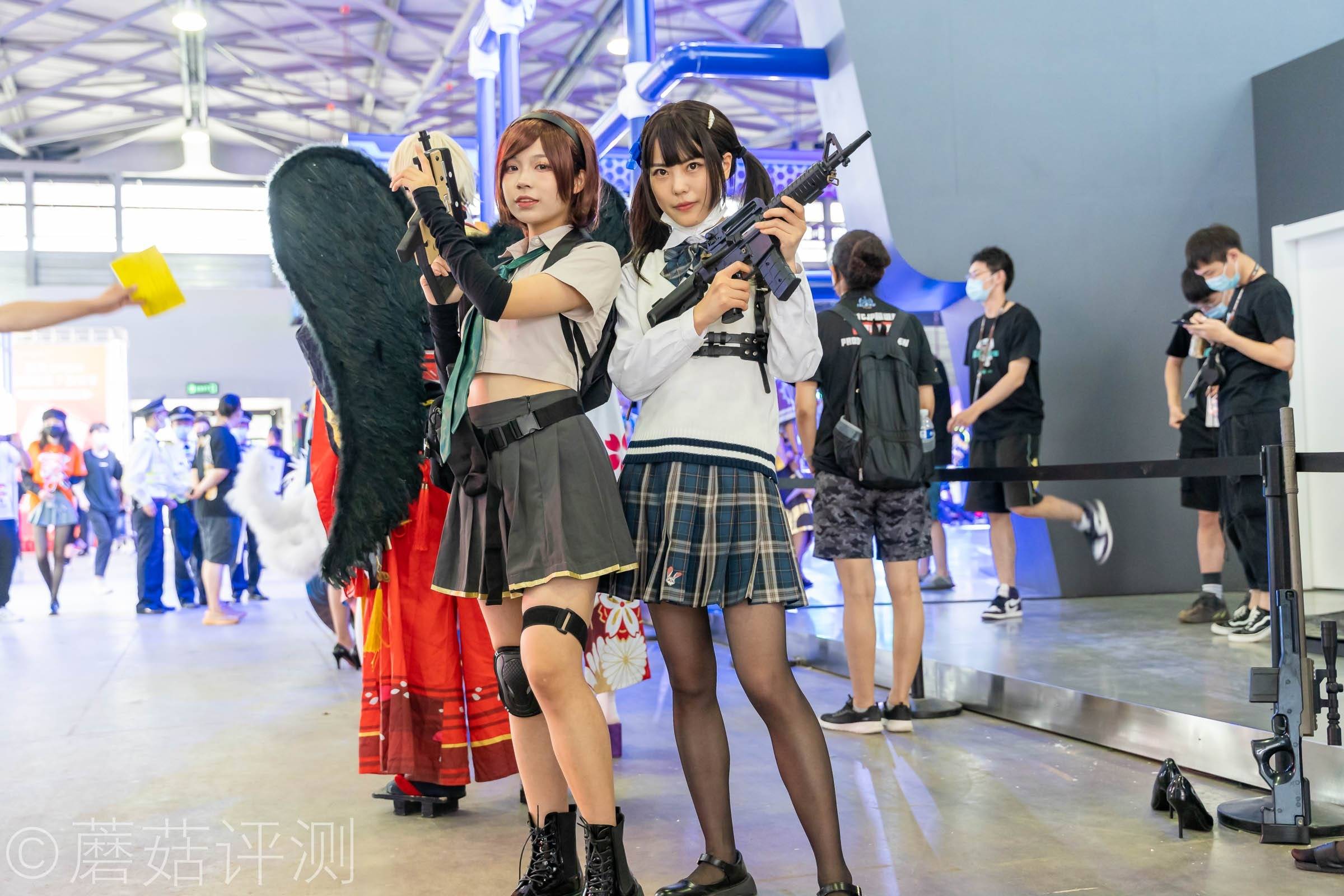 原创今年又有啥好玩的蘑菇带你逛chinajoy2021硬件游戏车和漂亮的小姐