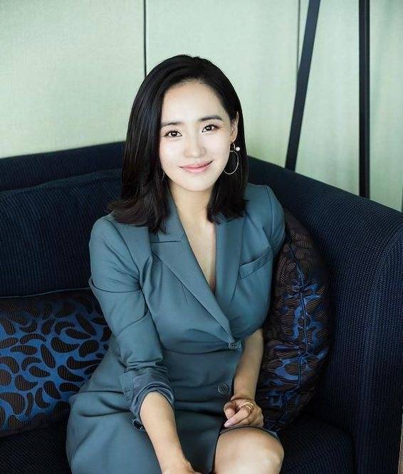 原创王智,《夏洛特烦恼》中的秋雅,她老公长得磕绊?女儿撞脸小甜馨?