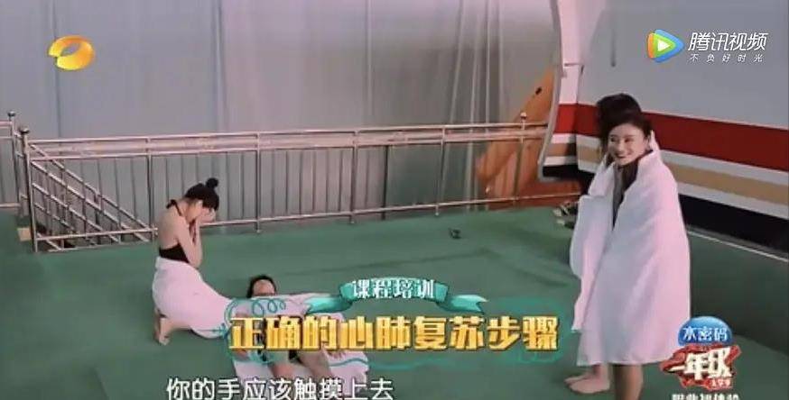 原创恋情曝光后,佟梦实被爆料曾与宋妍霏炒cp,当众对其起生理反应