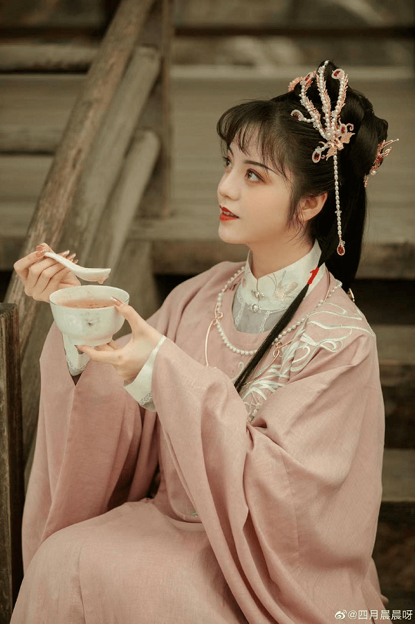 也难怪有人说:"这莫非是薛宝钗转世了?