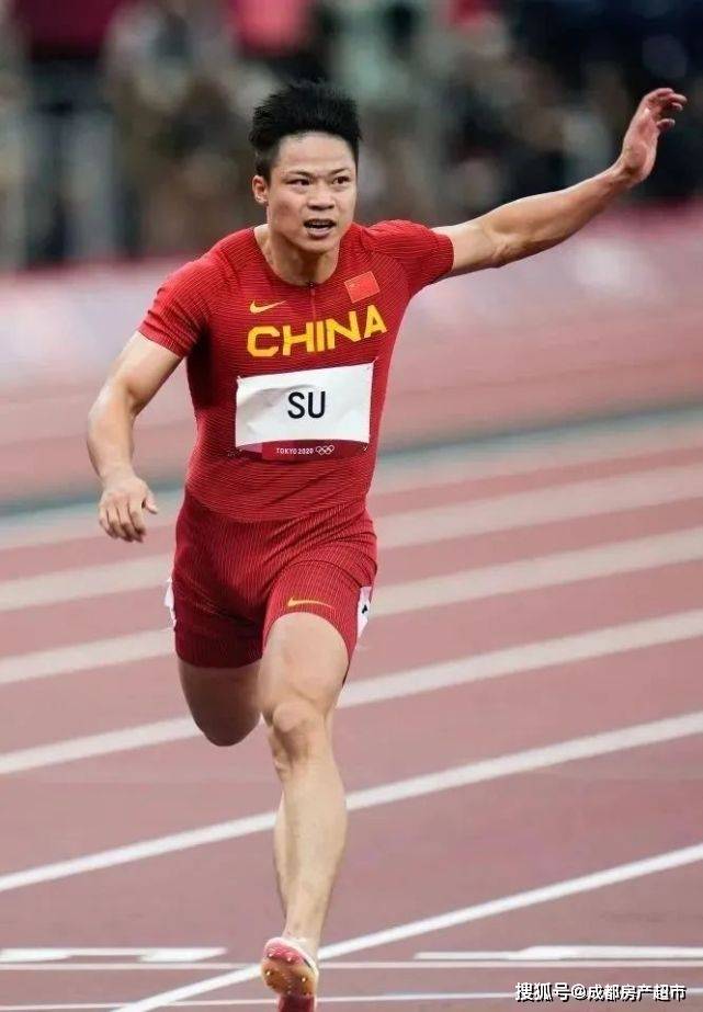 奔跑的苏炳添在第三次参加奥运会时终于历史性地闯入男子100米决赛!