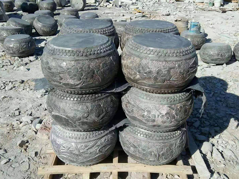 原来古代建筑的柱子都是木材的,石材柱墩起到防潮和稳定柱子的作用