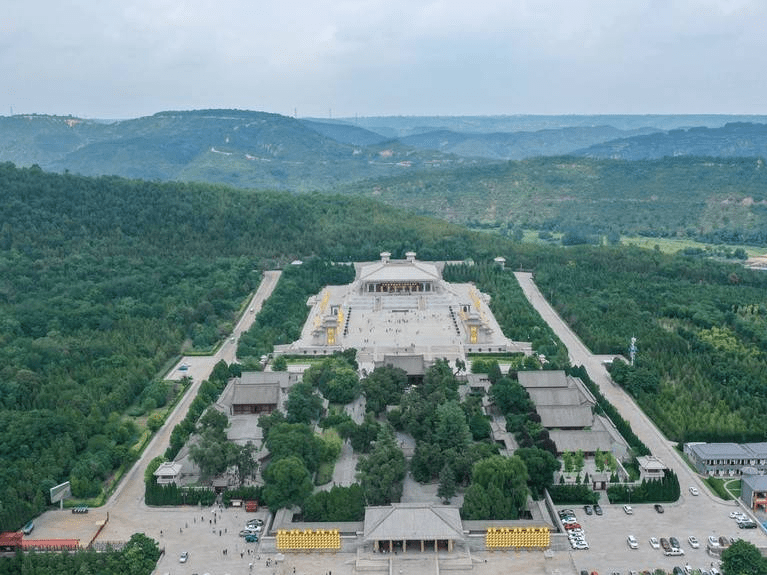 是轩辕黄帝的陵寝,是《史记》记载的黄帝陵 ,位于陕西省延安市黄陵县