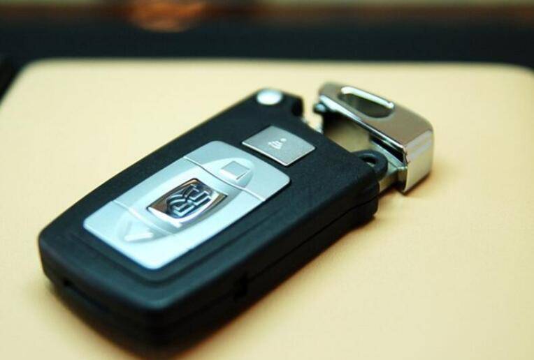 布加迪的车钥匙设计非常简约,看起来很平常,但是因为布加迪是豪车