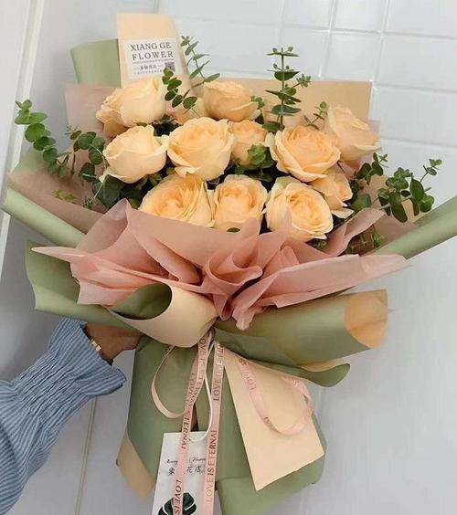 在七夕节这一天很多男同志都会送给自己心爱的女朋友一束鲜花,可以是