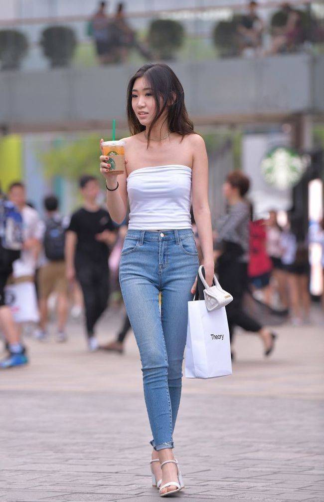 原创街头美女抹胸装搭配紧身牛仔裤,身材的高挑完美的呈现,显得更加