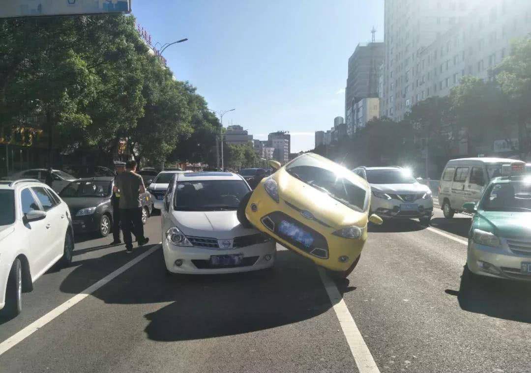 遇到强行加塞,直接撞上去?那就便宜他了