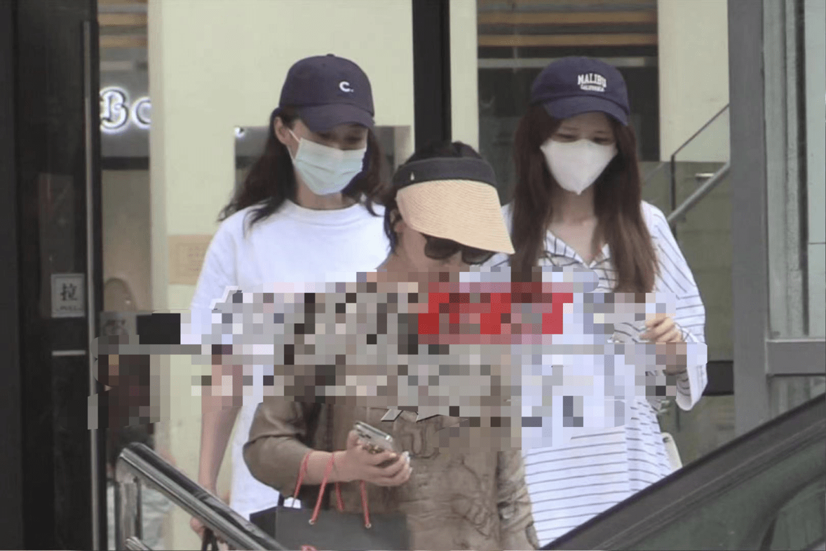 39岁姚笛现身与闺蜜聚餐,身形消瘦脸色憔悴,手提贵妇包包太抢镜