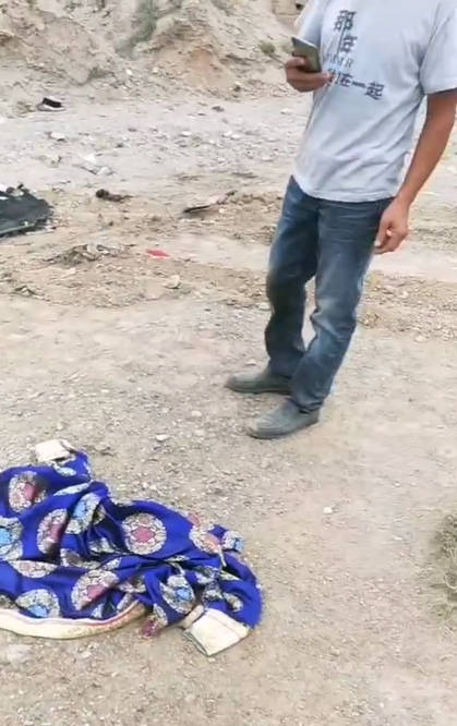 原创路人近距离曝光于月仙车祸现场,地上散落着于月仙衣物,画面凄惨