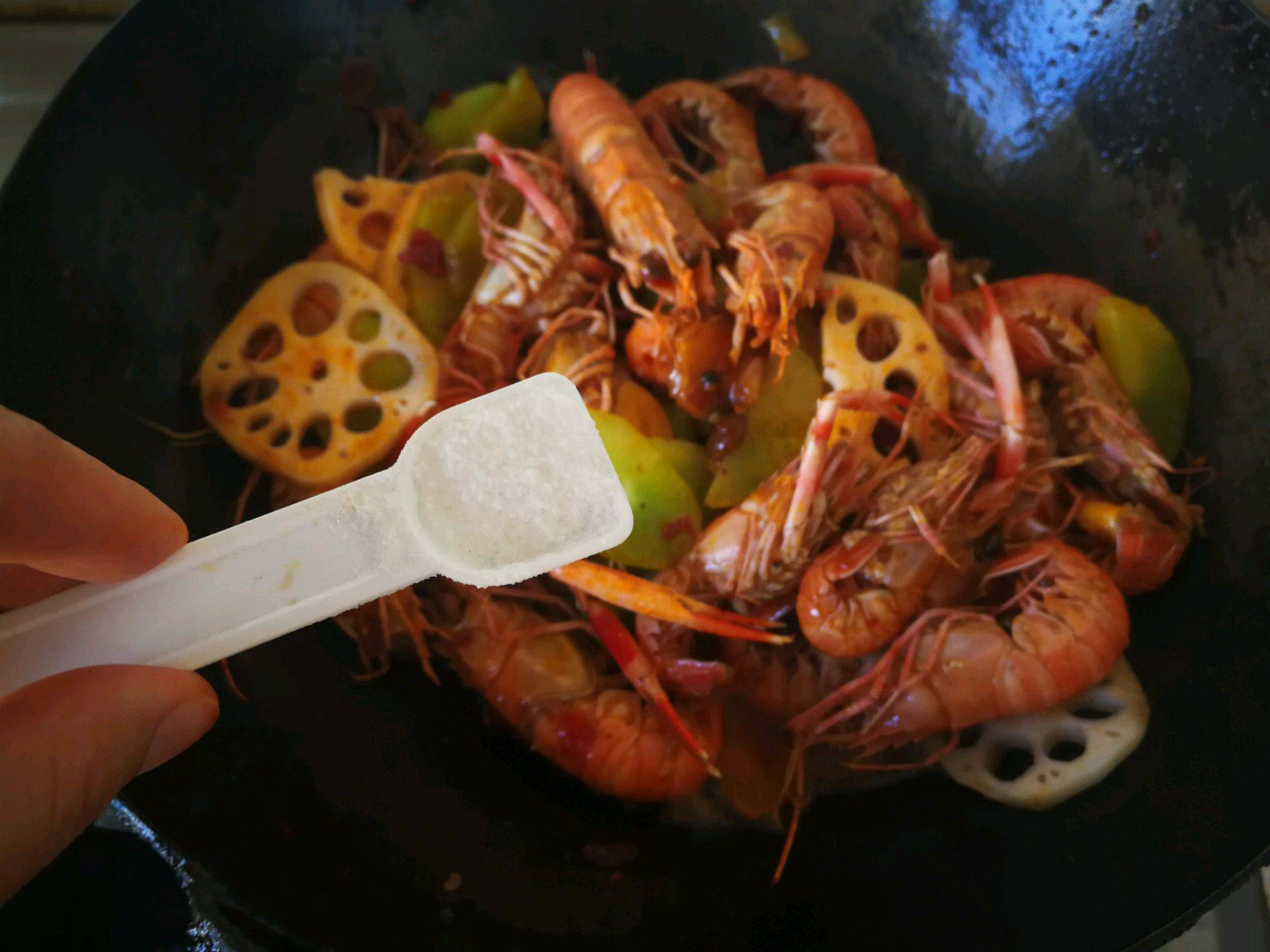 别再吃小龙虾了,试一试这道麻辣海龙虾,味道不输饭店
