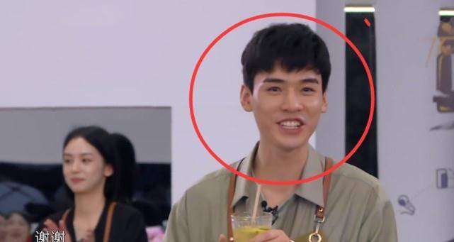 丁真流汗脱妆露出素颜,肤色并不黑,但肤质却与龚俊形成鲜明对比