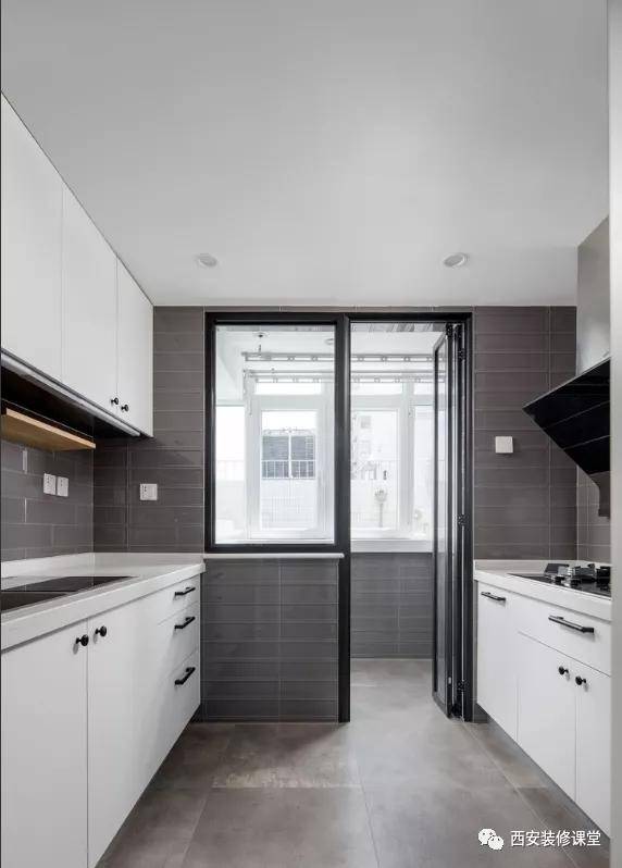厨房与阳台门联窗布局,最大的限度满足采光和空间的通透