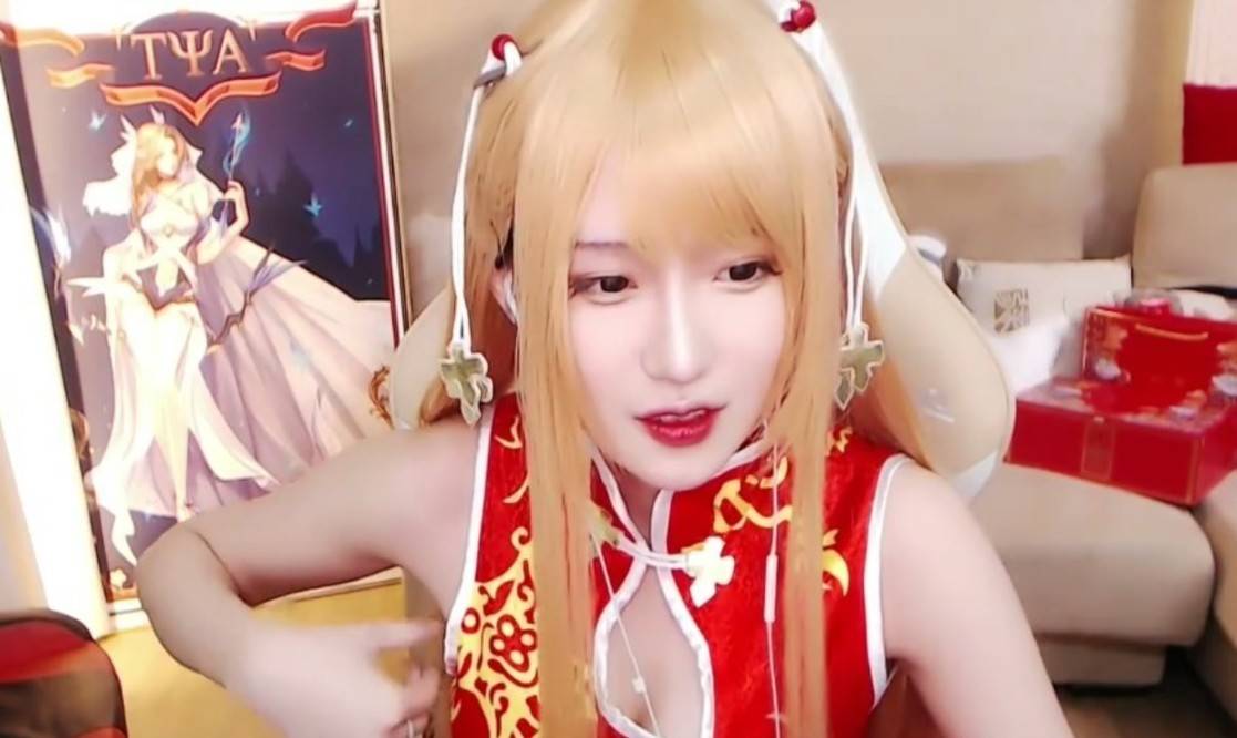 腐团儿cos国漫知名狐妖御姐,女王气质差点意思,但腿是