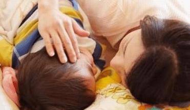 原创10岁孩子还吃母乳怎么办?妈妈觉得很无奈,孩子越大越难断奶