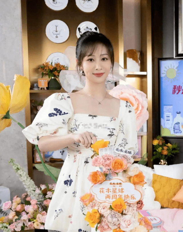 原创杨紫这次真瘦了,穿方领泡泡袖连衣裙甜美俏皮,减龄又可爱