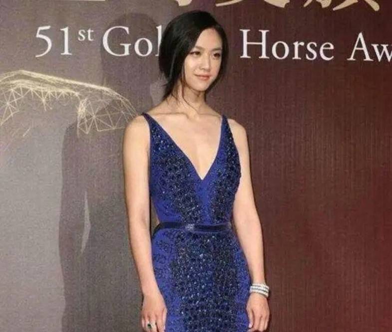 41岁汤唯素颜走红毯,一袭长裙比例傲人,侧身状态不像70后?