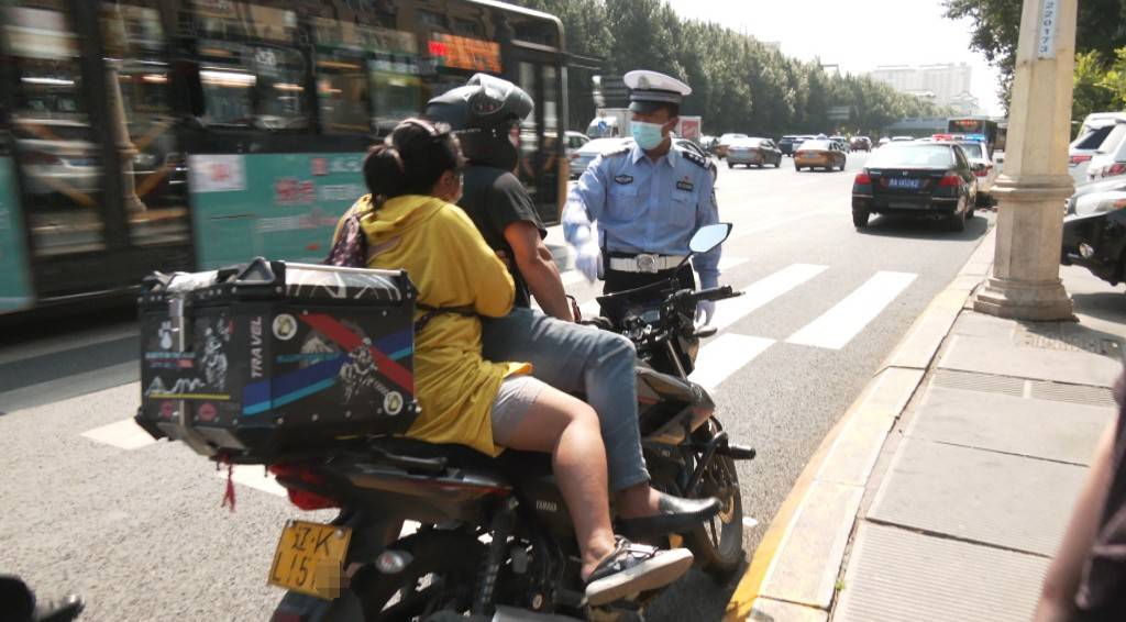 准驾车型不符还骑报废摩托车,见到交警掉头就跑