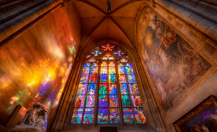 教堂彩色花窗存在的含义,光影交融下的美妙灵魂