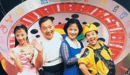 曾是《大风车》节目主持人,与二婚丈夫至今无子,今54岁优雅大气