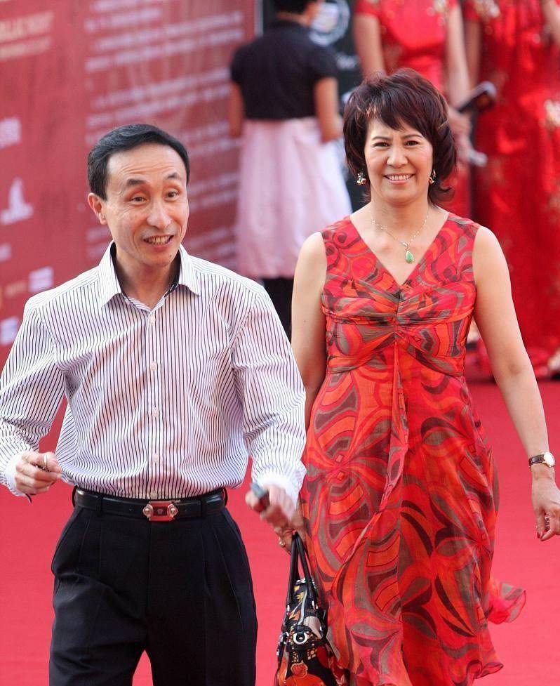别看巩汉林和金珠是小品演员,正经起来很是恩爱,穿着朴素简约