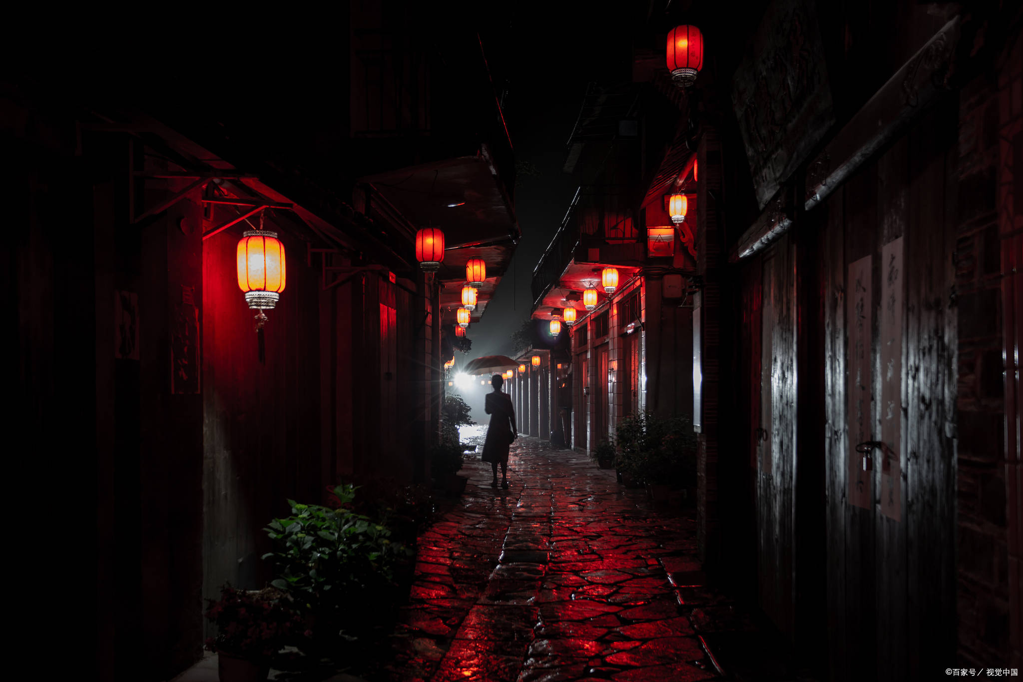 七绝/恋故乡 詹乃峰 小巷深深岁月霜,忠贤子弟贵吉祥.