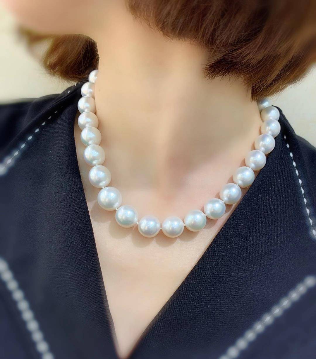 60岁的气质女人,戴这几款珍珠项链,优雅又时髦