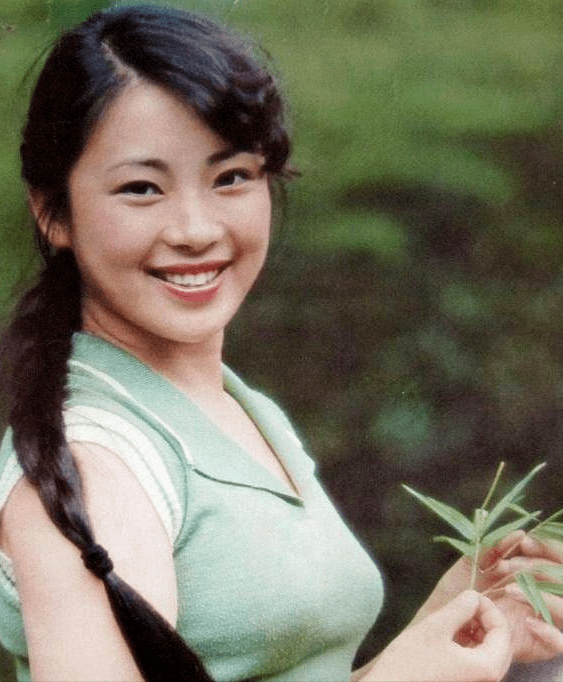 30年前,怀有身孕的黄秋燕被李连杰抛弃,如今怎么样了?