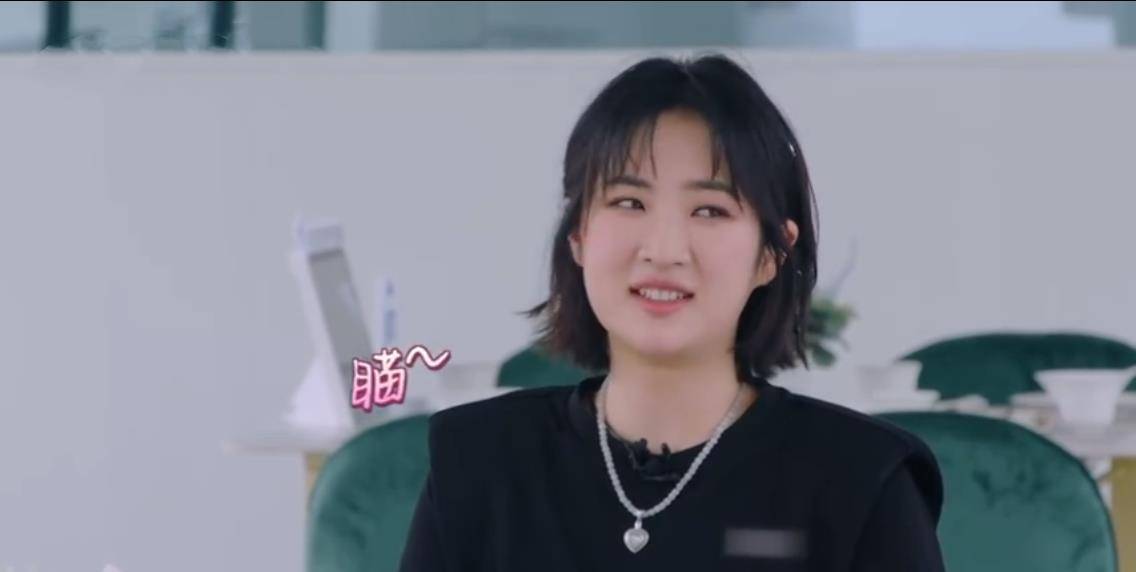 原创《中餐厅》姚安娜渐入佳境,主动与李小鹏攀谈,彰显良好家教