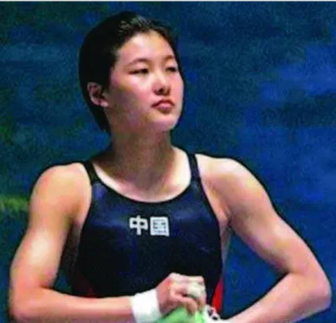 14岁的跳水冠军伏明霞,24岁嫁50岁富豪,如今43岁竟还想生第4胎!