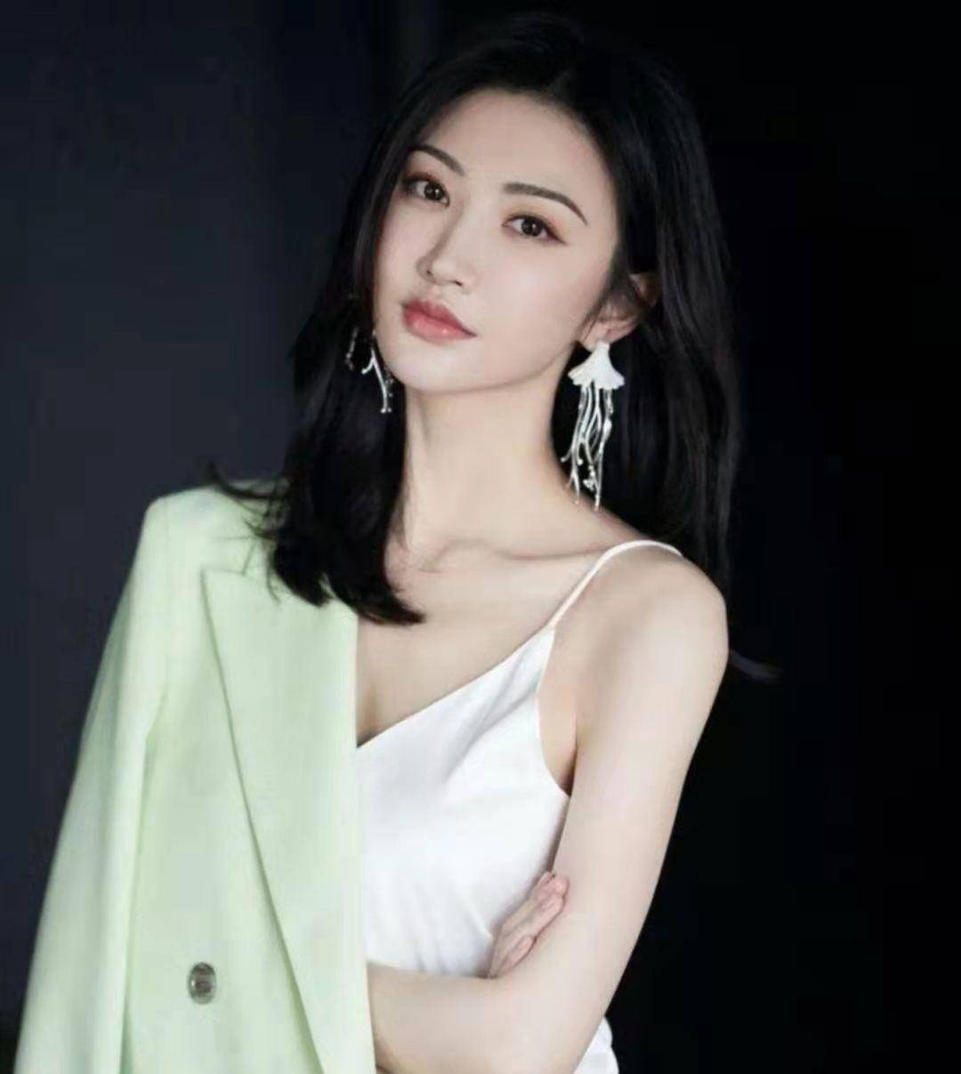"翻红"的景甜真美,穿西装露出小吊带好俏皮,精致的五官真迷人