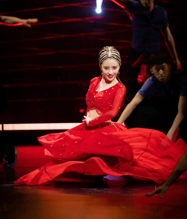 佟丽娅穿红裙跳舞浑身都在发光,肢体柔美身材纤纤,每一帧都好美