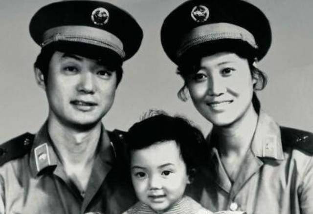 车晓为爸爸庆生,车晓彤俏皮戴红领巾,与王丽云离婚后重组家庭