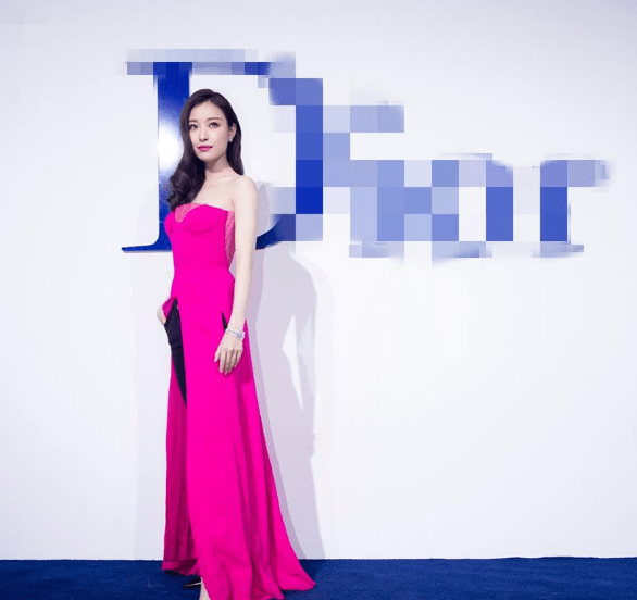 原创倪妮穿高定礼服气质亮相,粉红长裙下搭紧身长裤,这时尚挺难懂