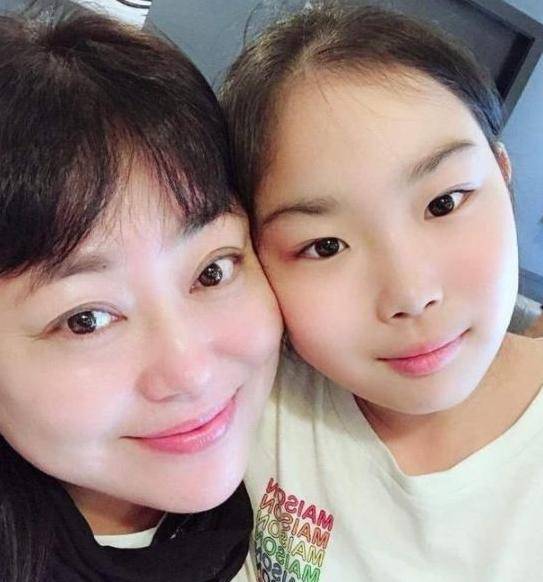 原创李菁菁2婚丈夫小15岁,被500位副导演封杀,却携小25岁老公卖茶叶