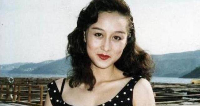 李连杰56岁太太利智近照曝光!身材丰满仍有纤腰 拥20亿定居国外